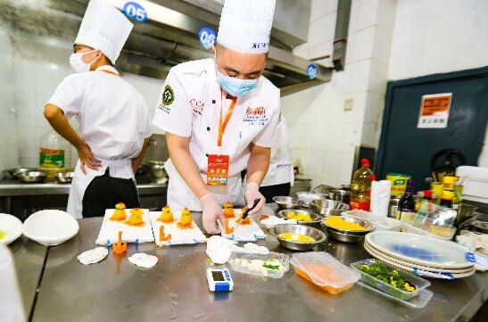 “海神杯”第十三届全国海鲜烹饪技能大赛在金普新区启幕